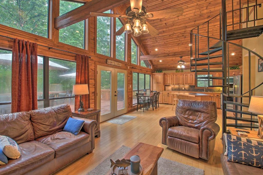 Χώρος καθιστικού στο Waterfront Lake Dardanelle Home with Dock and Fire Pit