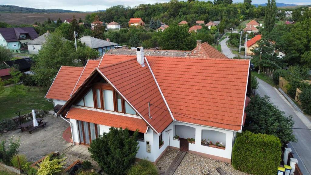 eine Aussicht auf ein Haus mit orangefarbenem Dach in der Unterkunft Diófás Guesthouse in Rózsaszentmárton