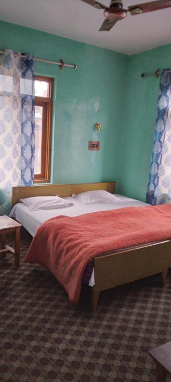 Postel nebo postele na pokoji v ubytování Queen Palace guest house