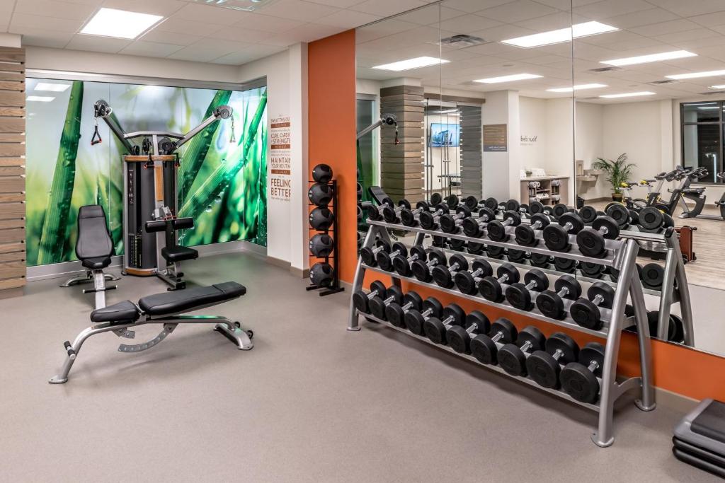 Fitness centrum a/nebo fitness zařízení v ubytování EVEN Hotel Eugene by IHG