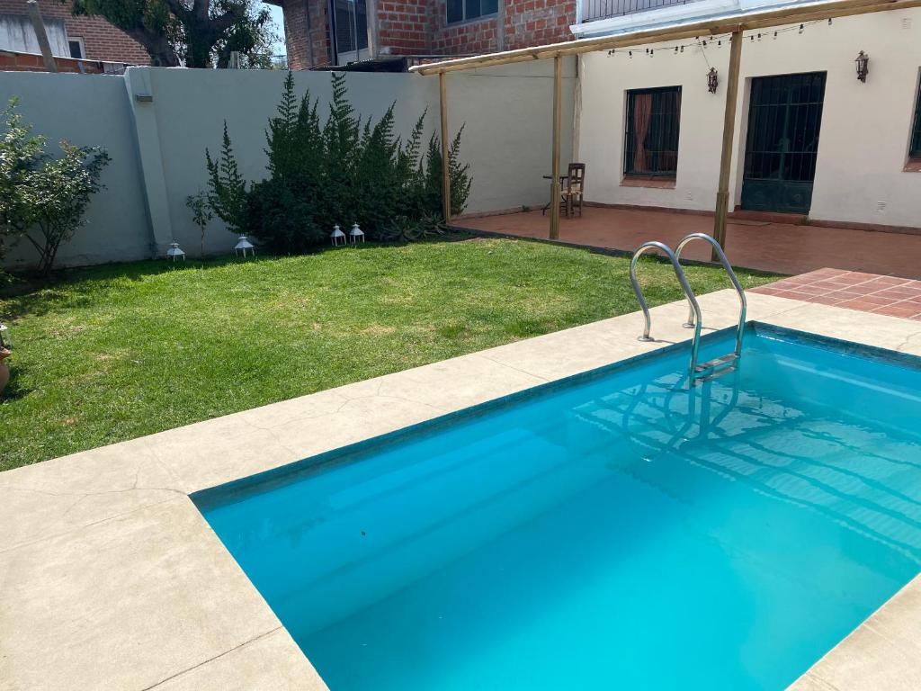 una piscina en el patio trasero de una casa en Tres Cerritos casa en Salta