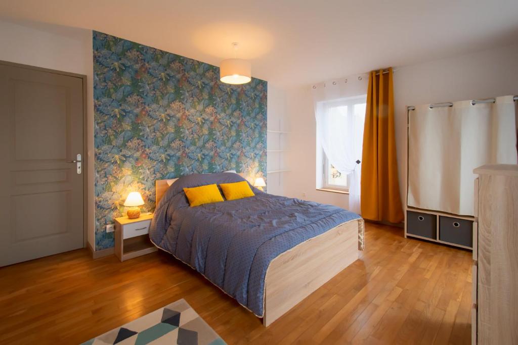 プイィ・シュル・ロワールにあるGîte des Chaumiennesの青い壁のベッドルーム1室(ベッド1台付)