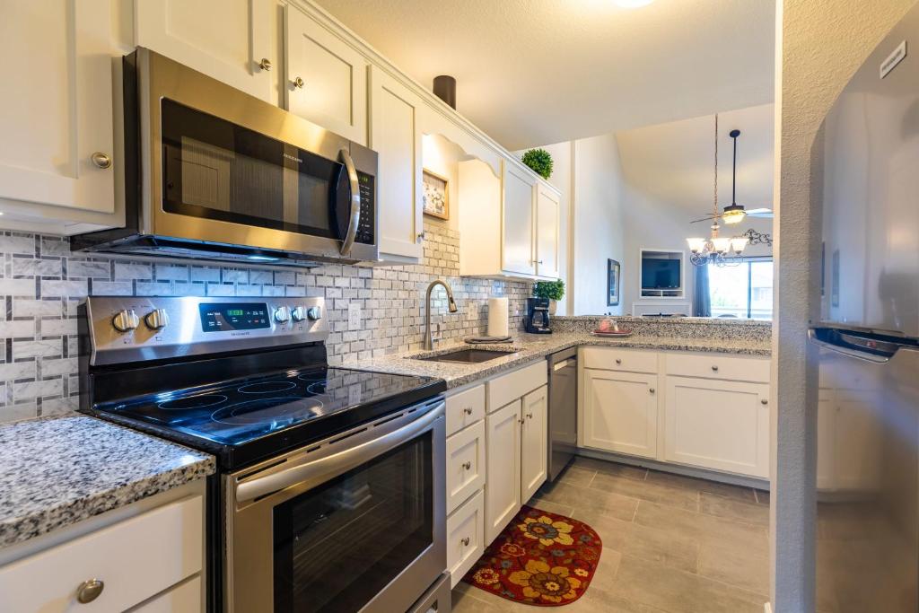 Kuchyň nebo kuchyňský kout v ubytování B 59-11 Beautiful 3BD 3BA Condo-Community Resort Amenities