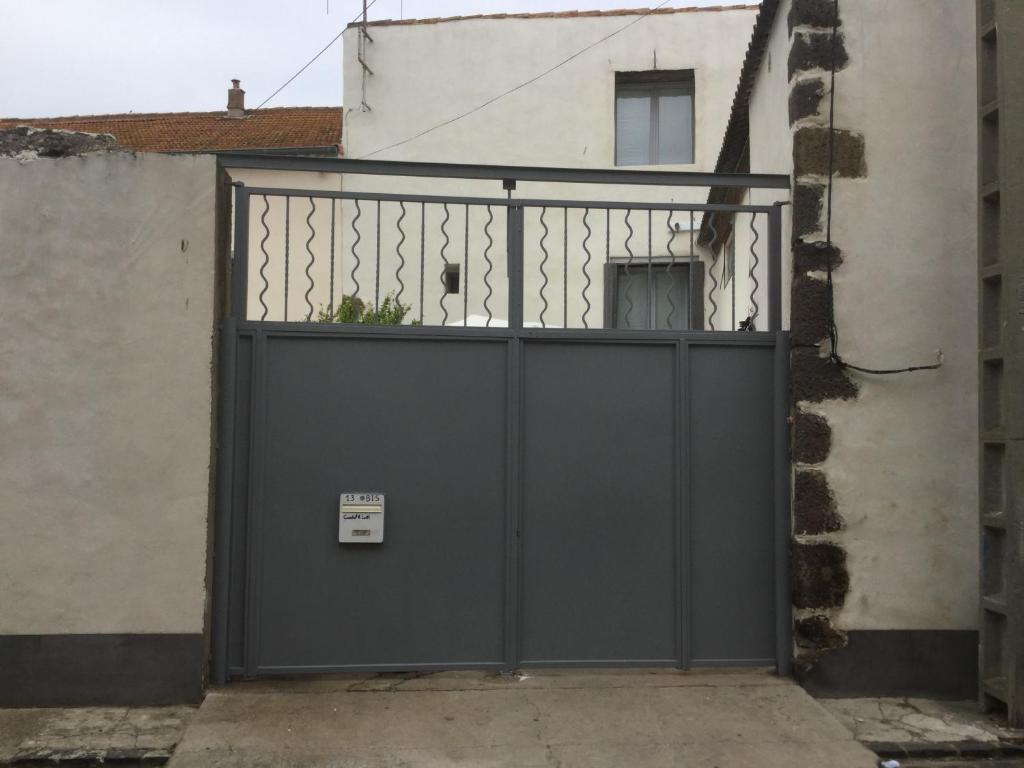 ein schwarzes Tor vor einem Gebäude in der Unterkunft Castel&Letti in Agde