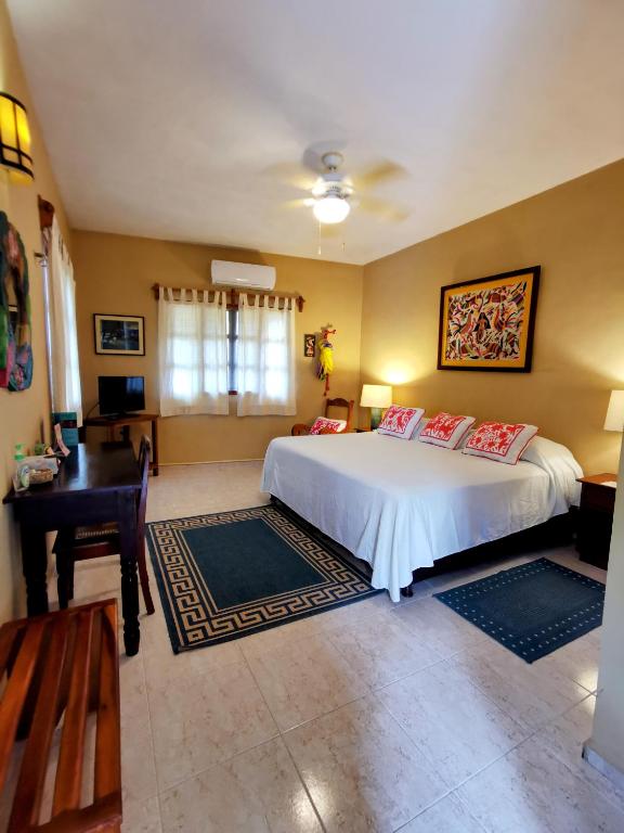 Postel nebo postele na pokoji v ubytování Casa Quetzal Hotel