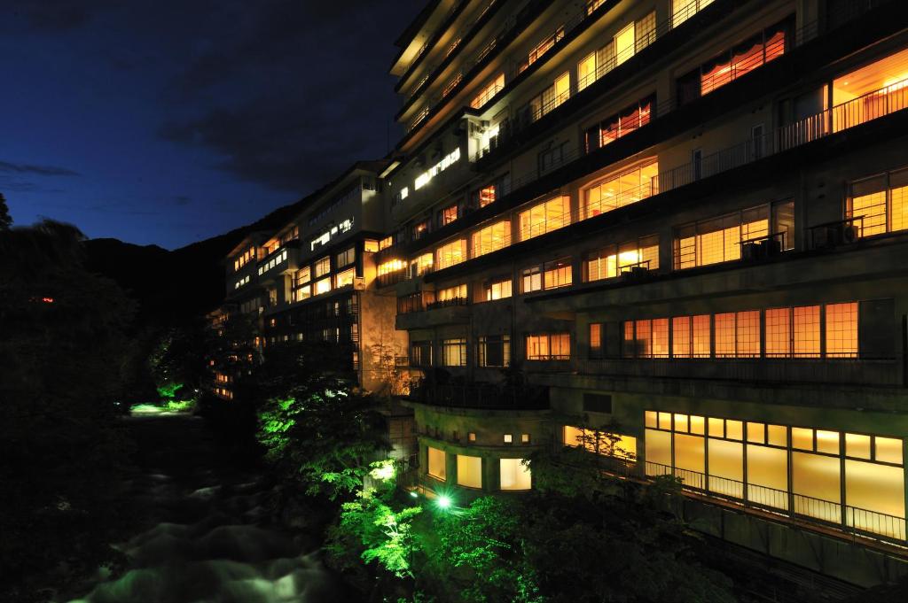 un edificio con finestre illuminate di notte di Zazan minakami a Minakami