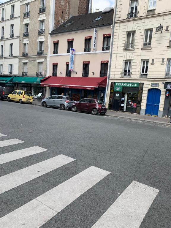 een lege straat met auto's voor gebouwen bij Hôtel Léonard de Vinci II in Parijs