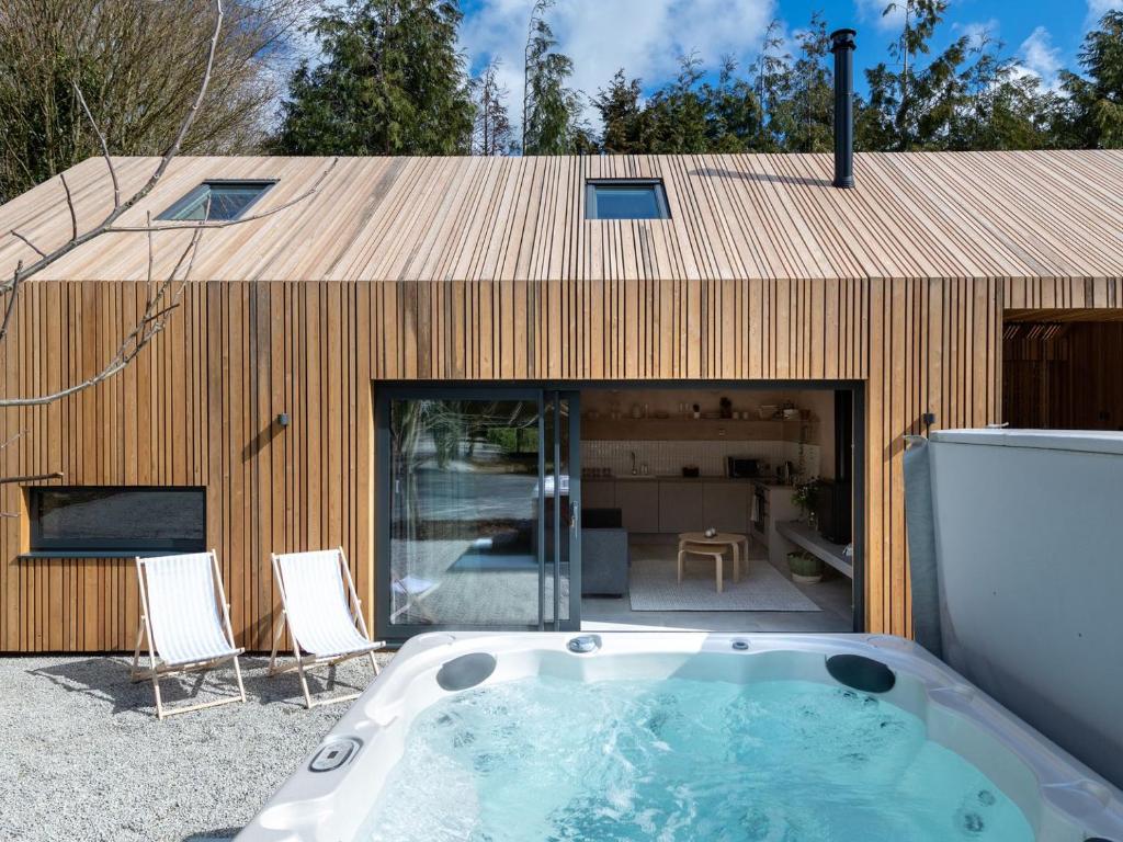 a hot tub in front of a building at The Joiners Rest in Stowting