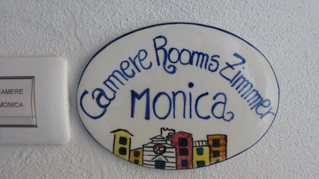 Una señal en una pared que dice que alguien se convierte en mamá. en Affittacamere Monica, en Monterosso al Mare