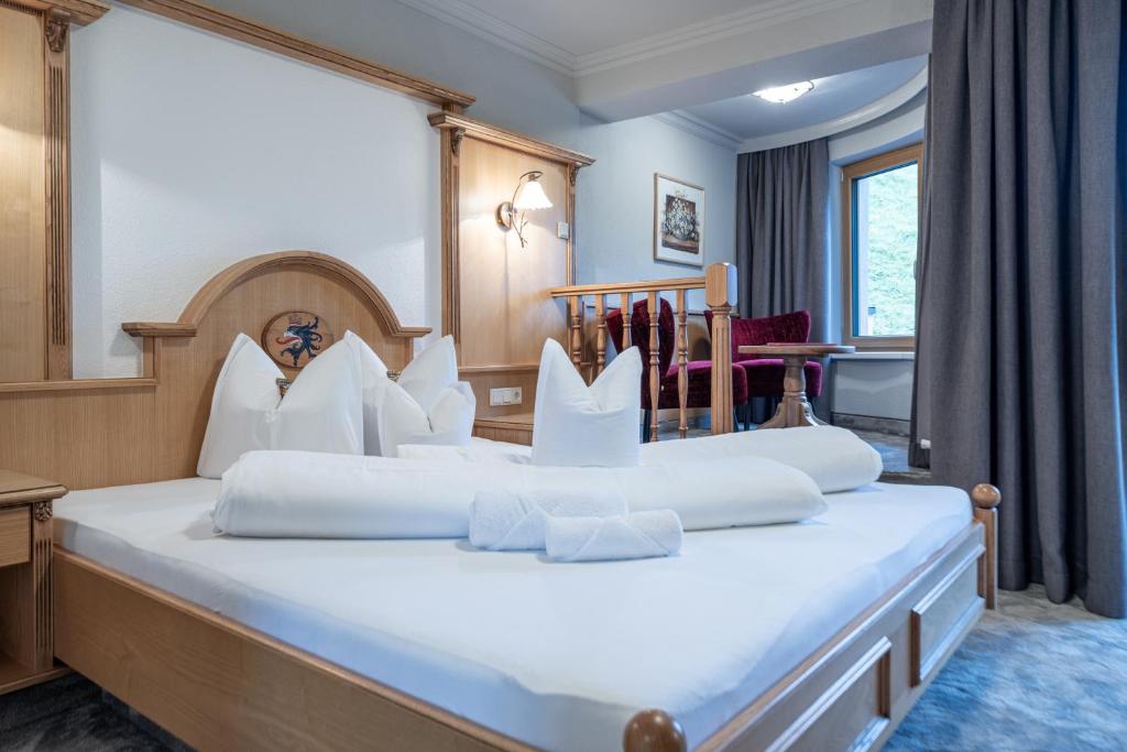 Posteľ alebo postele v izbe v ubytovaní Burghotel Alpenglühn