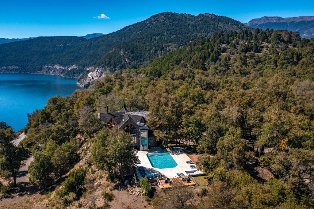 una vista aérea de una casa en una colina con piscina en Paihuen - Resort De Montaña en San Martín de los Andes