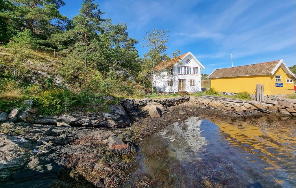 una casa en una colina junto a un cuerpo de agua en Stunning Home In Stillingsn With Kitchen en Stillingsön