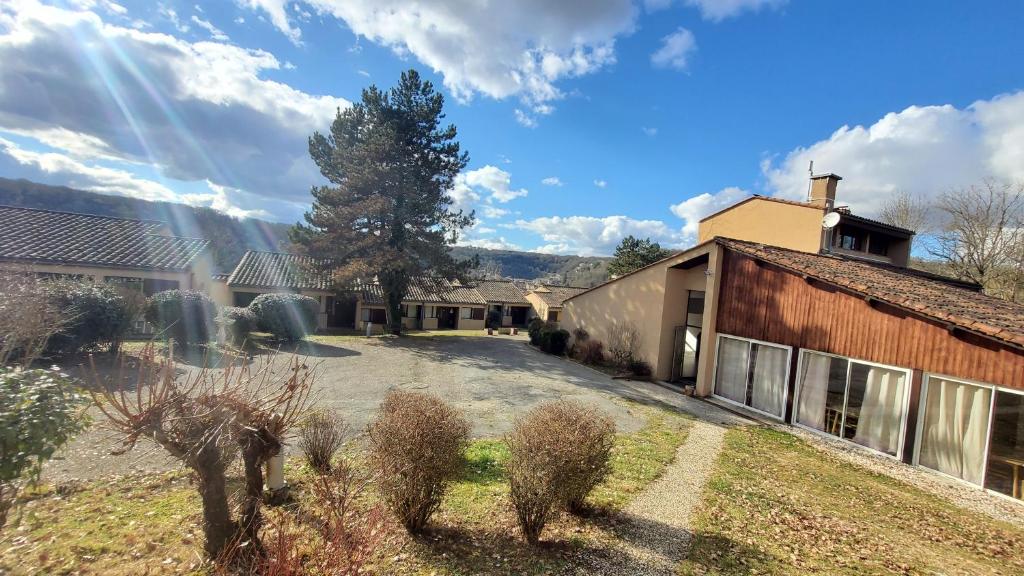 a view of the courtyard of a house at Village Bord de Ciel in Caylus