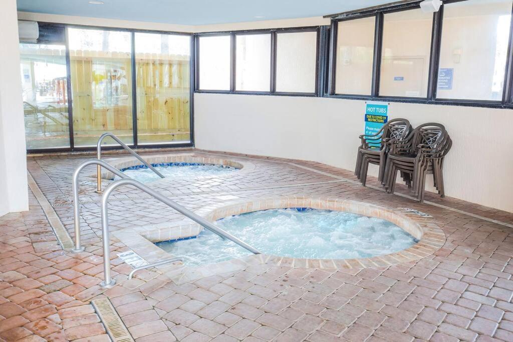 Bazén v ubytování Oceanfront 3BR/2BA, Ocean Reef, Waterpark nebo v jeho okolí