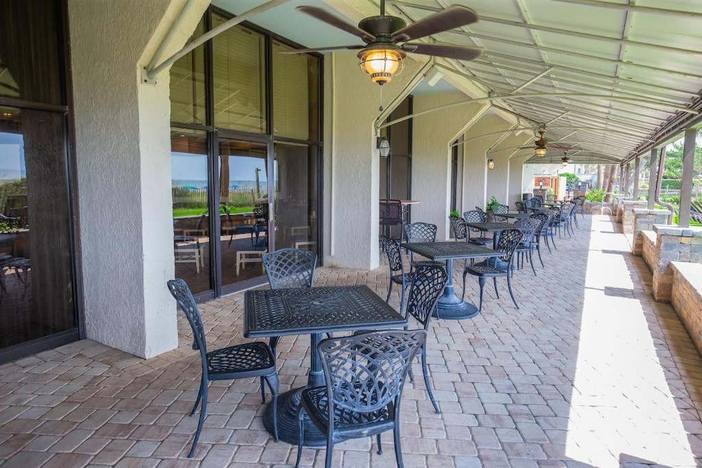 Restaurace v ubytování Oceanfront 3BR/2BA, Ocean Reef, Waterpark