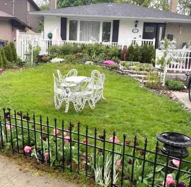 Entire Main floor 4 Rooms 6 beds 2 baths near all amenities - Housity