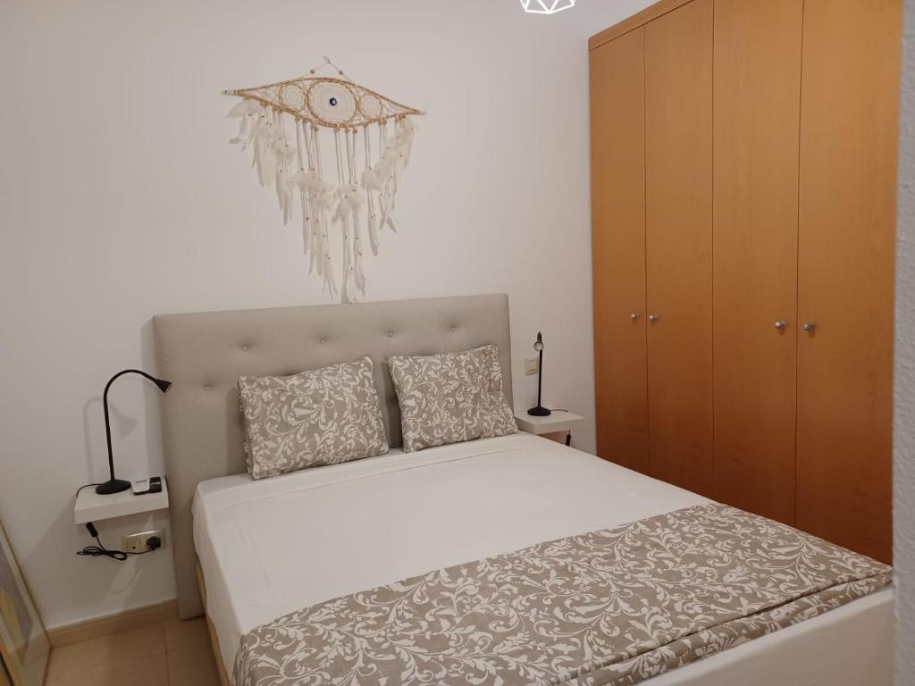 A bed or beds in a room at For You Rentals TEMPORAL Infantas Gran Via INF2E