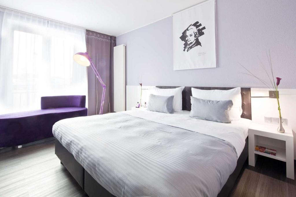 Postel nebo postele na pokoji v ubytování elaya hotel wolfenbuettel ehemals Rilano 24 7 Hotel Wolfenbüttel