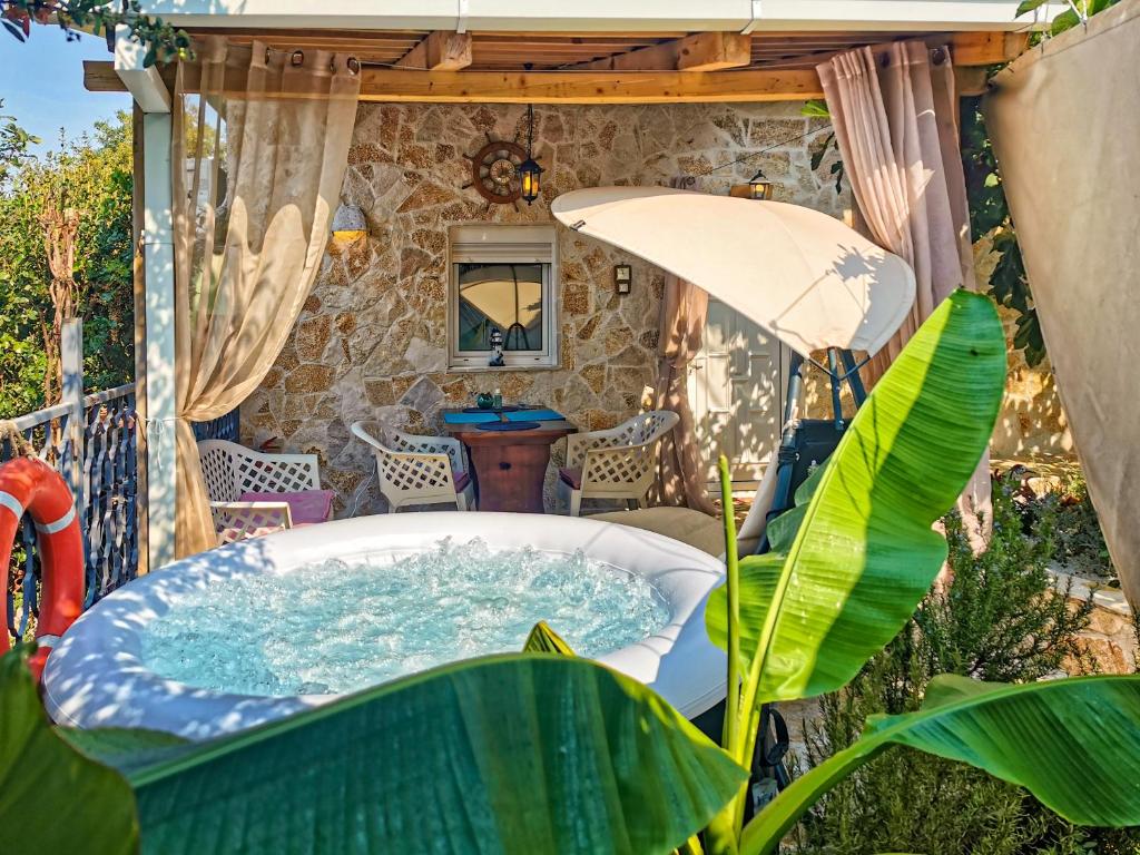 een jacuzzi op de patio van een huis bij STUDIO Carpe Diem in Utjeha