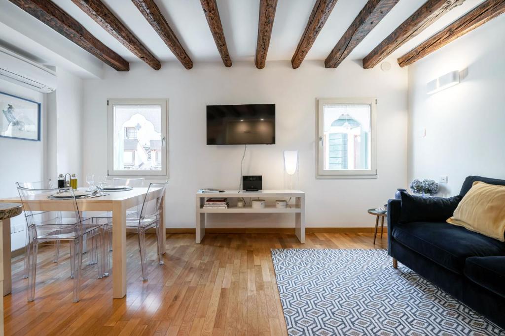 Televízia a/alebo spoločenská miestnosť v ubytovaní Ca' Laura - San Marco Canal View