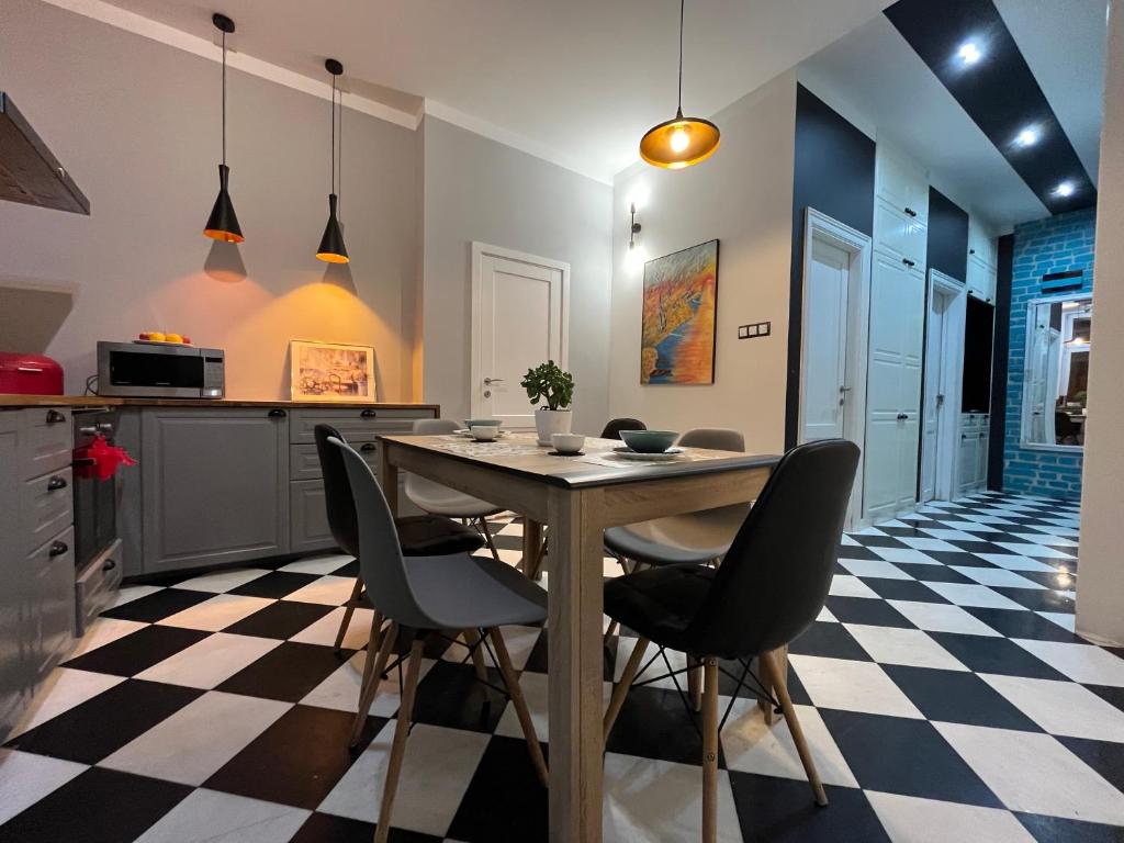 a kitchen and dining room with a table and chairs at Apartament przy Ratuszu in Barczewo
