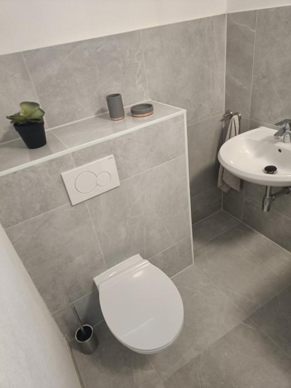 Koupelna v ubytování Apartments & möblierte Zimmer in Kahl am Main, kontaktloser Self Check-in, W-Lan, Schreibtisch, Duschbad, Küchenzeile, PKW-Plätze