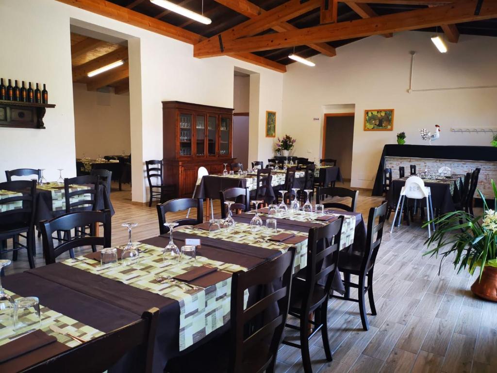 un comedor con mesas y sillas largas en Agrimar 2, en Rignano Flaminio