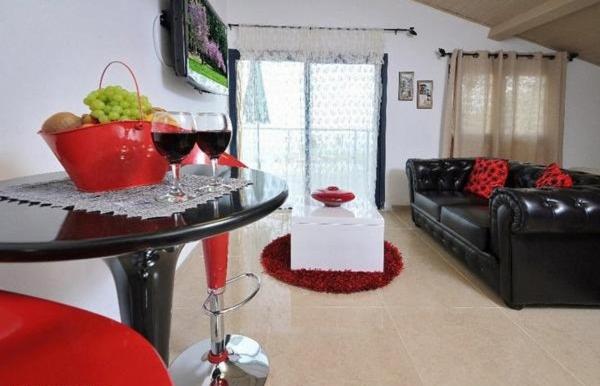 una sala de estar con una mesa con copas de vino en A Window to Kinneret, en Safed