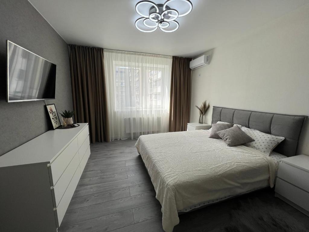 Un pat sau paturi într-o cameră la Квартира Люкс на Поділлі
