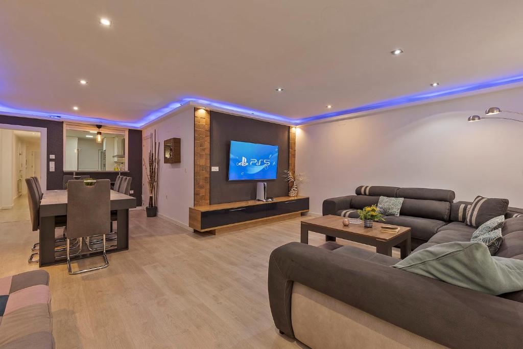 Televízia a/alebo spoločenská miestnosť v ubytovaní Luxury Apartment City Centre