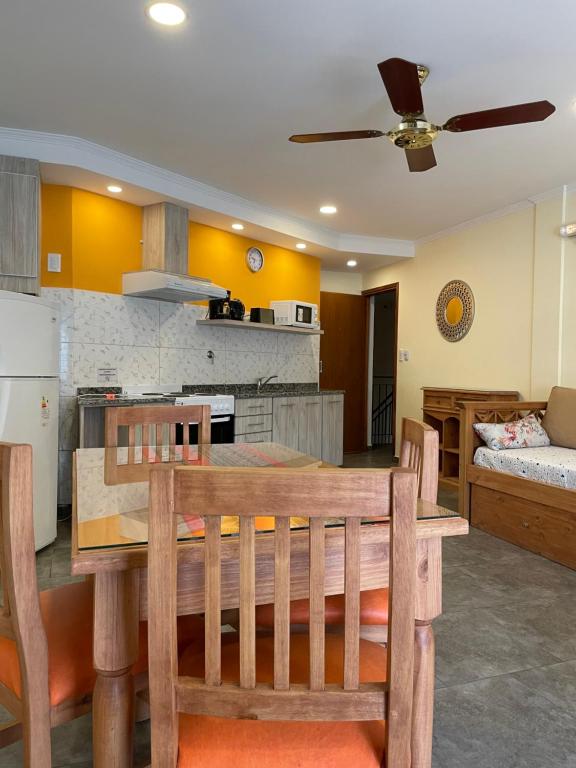 eine Küche und ein Esszimmer mit einem Tisch und Stühlen in der Unterkunft Departamentos Sol y Arena in San Clemente del Tuyú