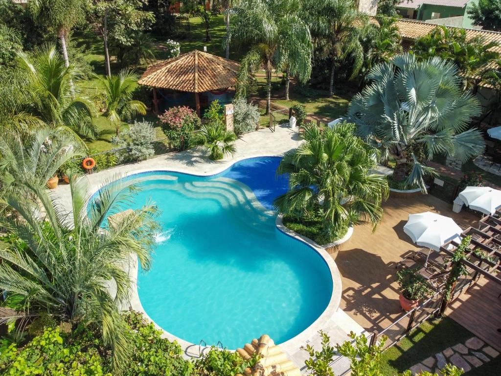 uma vista superior de uma piscina num resort em Pousada Surucuá - Bonito MS em Bonito