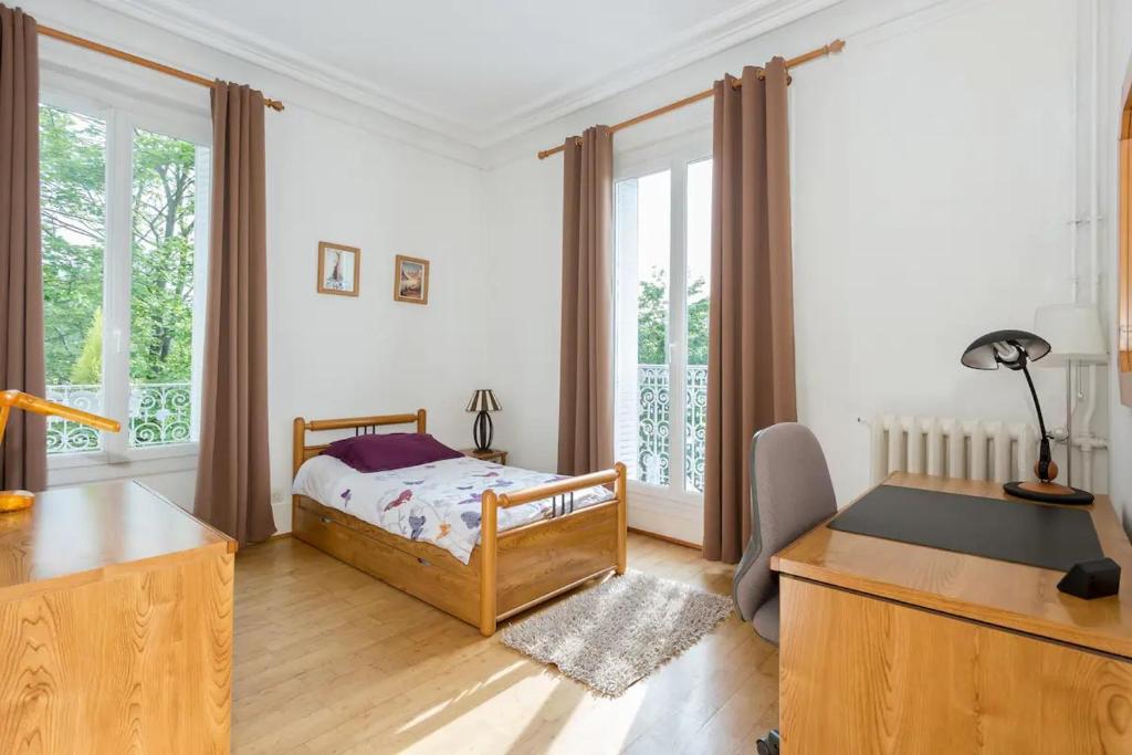 sypialnia z łóżkiem i biurkiem w obiekcie J'aime Paris 1st w mieście Boulogne-Billancourt