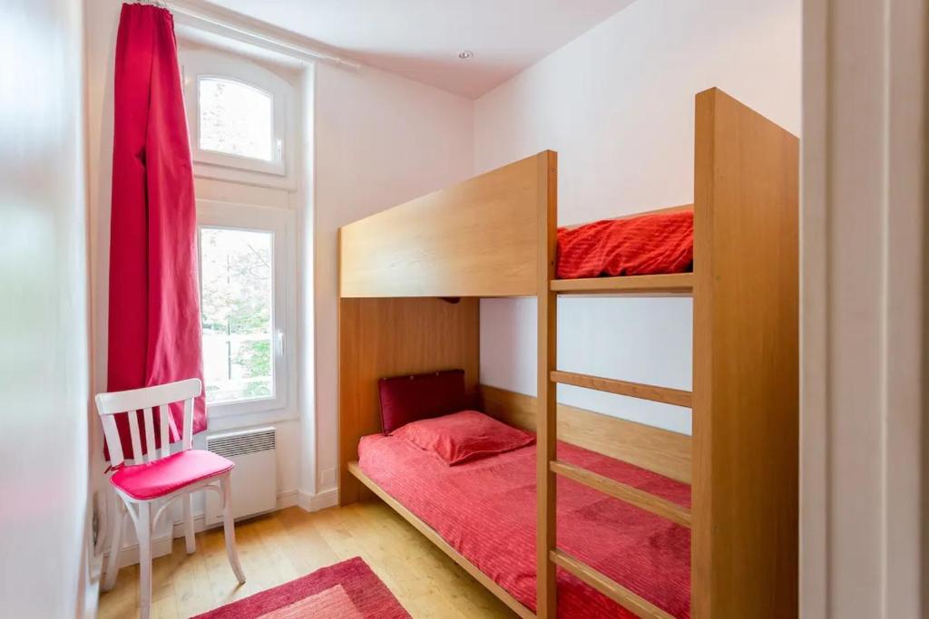 Łóżko lub łóżka w pokoju w obiekcie J'aime Paris 1st