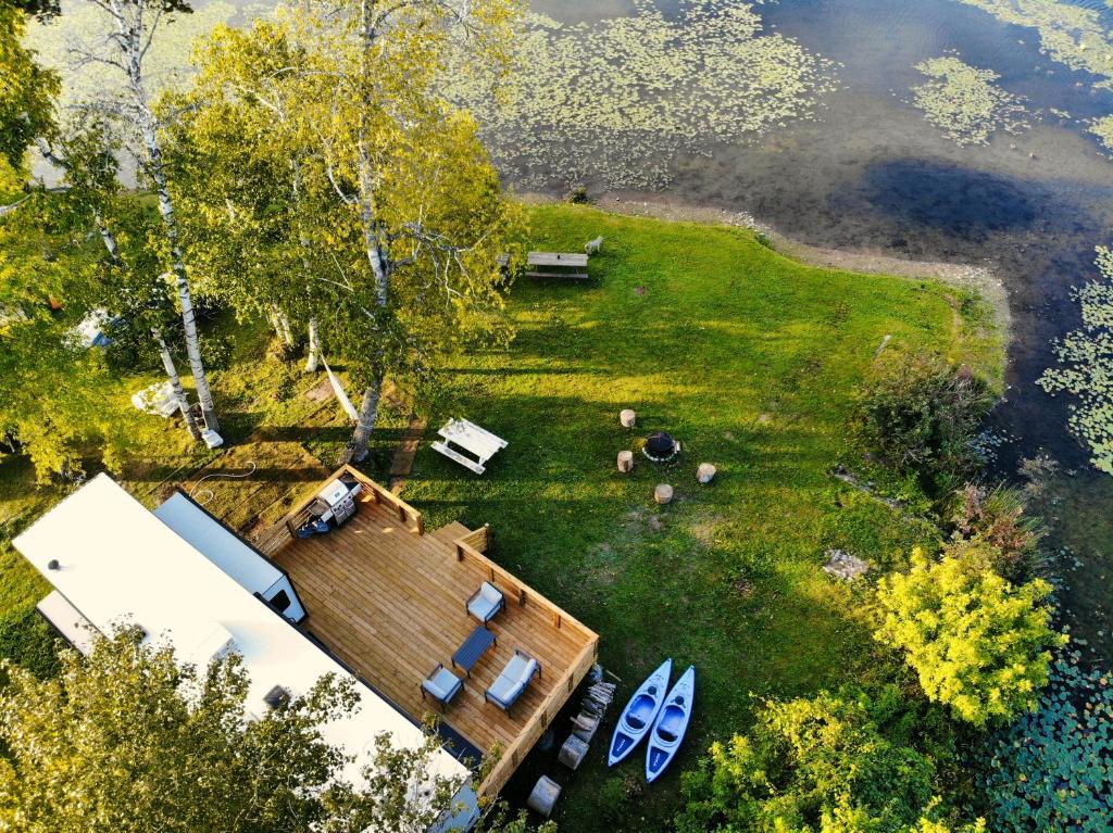 an overhead view of a backyard with a house at Breezes Park in Acton