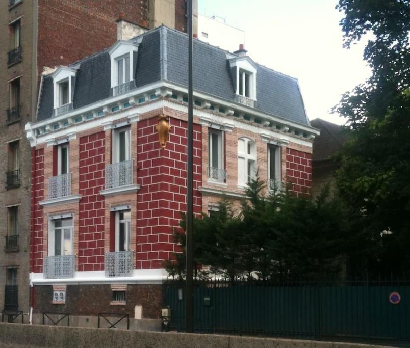 Budynek, w którym mieści się apartament