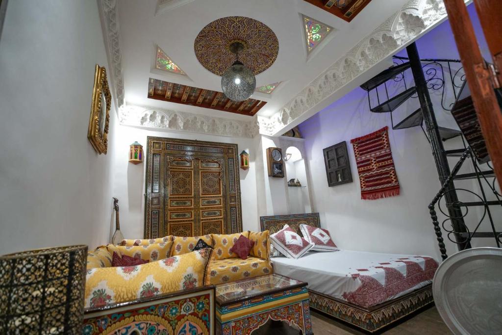 a living room with a couch and a bed at Dar Dahab in Fez