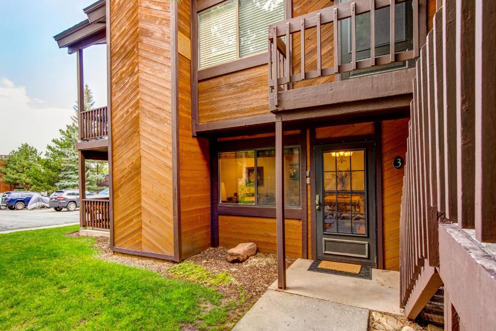 uma casa com uma fachada de madeira com uma porta em Whispering Red Pine Paradise em Park City