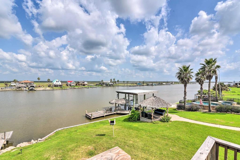 un muelle en un lago con palmeras en Dock, Ocean Views and Access Bay City Home!, en Sargent