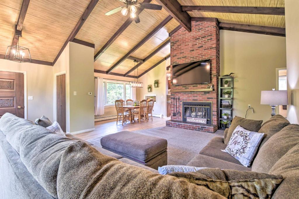 Zona d'estar a Newcomb Retreat with Mountain Views and Fire Pit!