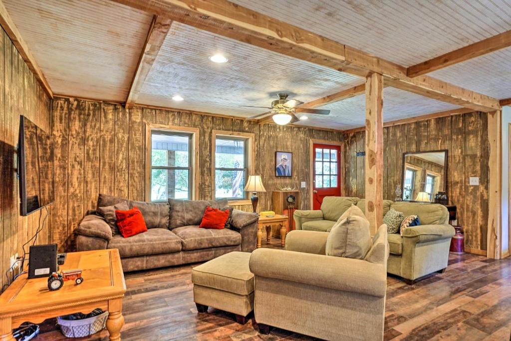 ein Wohnzimmer mit einem Sofa und einem Tisch in der Unterkunft Classic Cabin Nature Retreat Hike On-Site! 