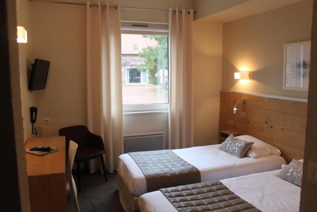 Postel nebo postele na pokoji v ubytování LOGIS Hôtel & Restaurant - Le Manoir de Gavrelle