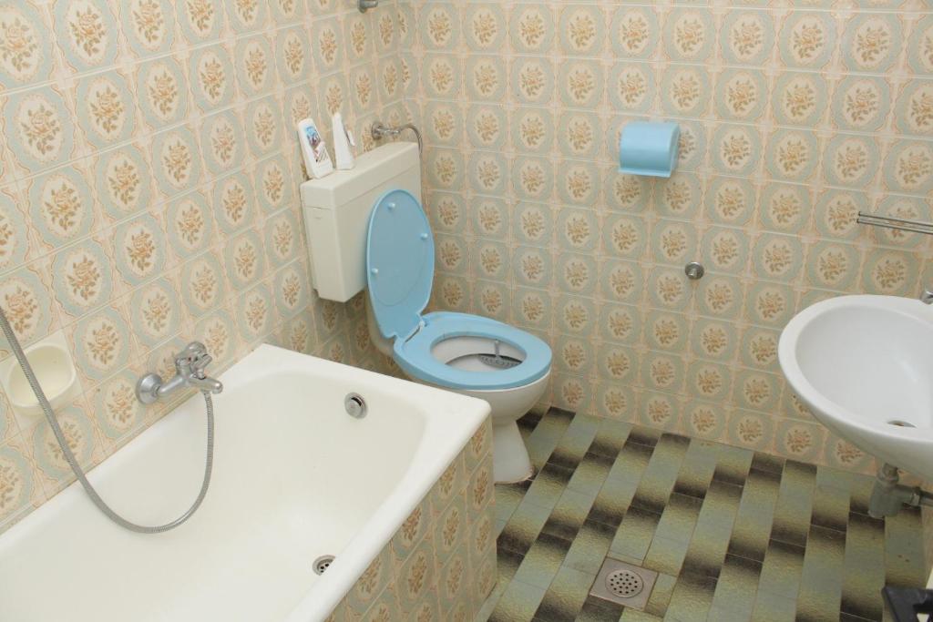 Koupelna v ubytování Family friendly seaside apartments Vlasici, Pag - 4319
