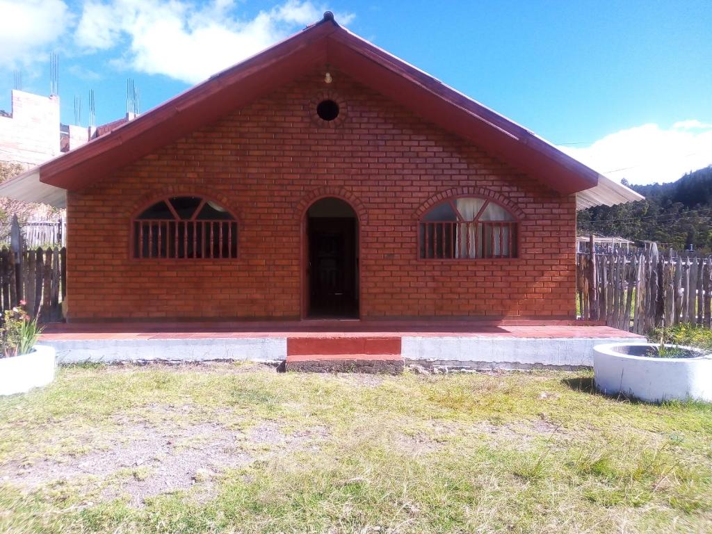 Cucaita的住宿－MI CABAÑA DE DESCANSO，院子内有门的小砖房