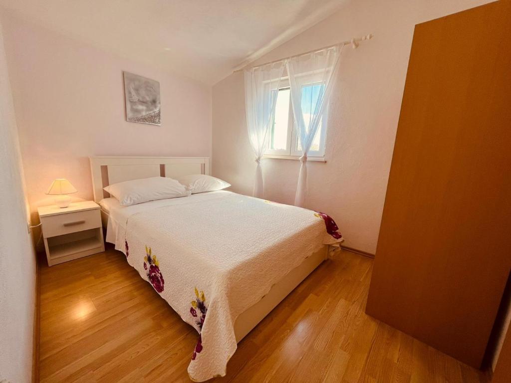 Postel nebo postele na pokoji v ubytování Apartments with parking spaces Zecevo, Rogoznica - 20020