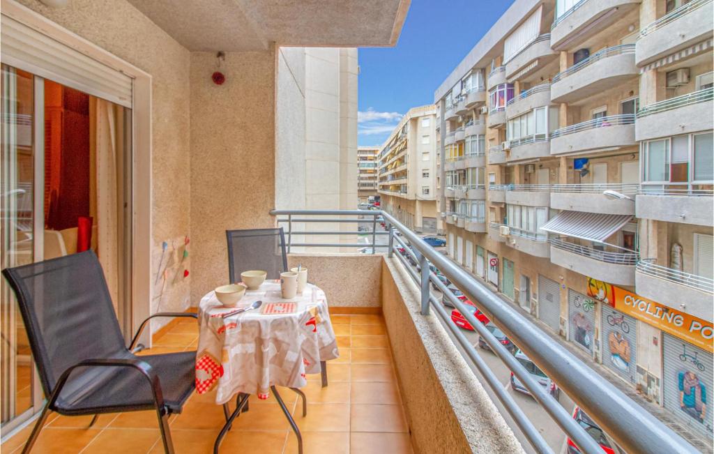 un balcón con mesa y sillas. en 1 Bedroom Nice Apartment In Santa Pola, en Santa Pola