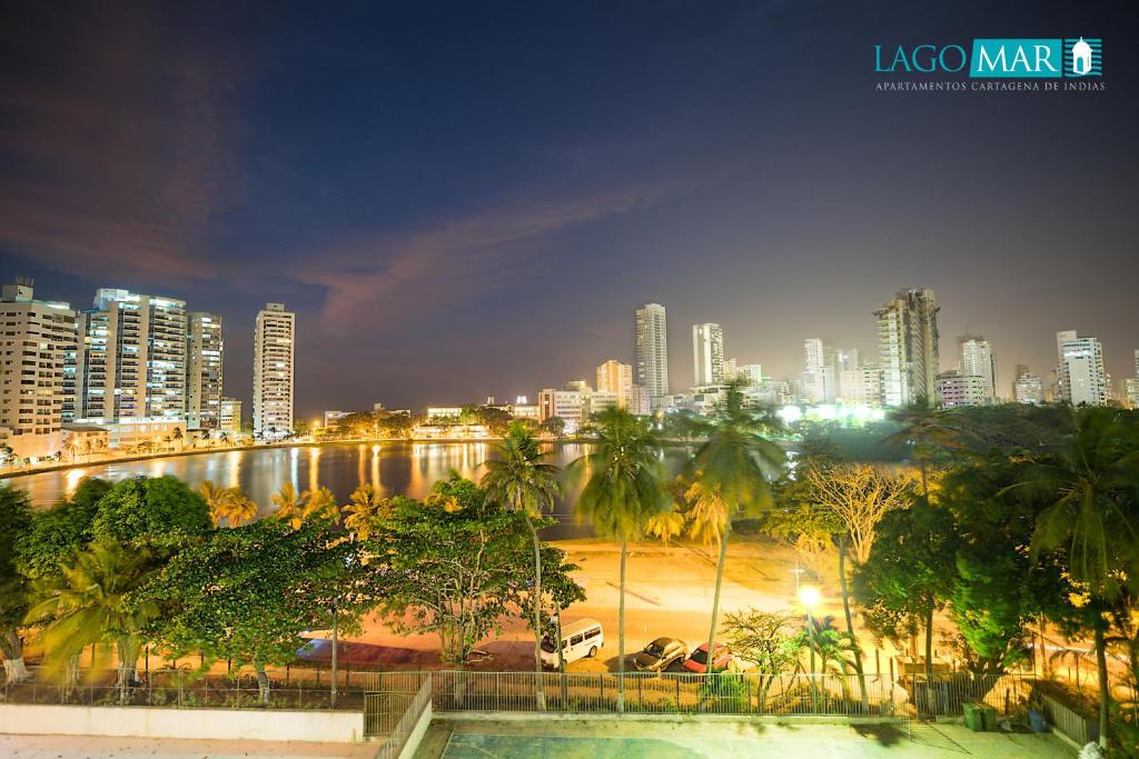 widok na panoramę miasta w nocy w obiekcie Lagos y Mar Apartamentos Cartagena w mieście Cartagena de Indias