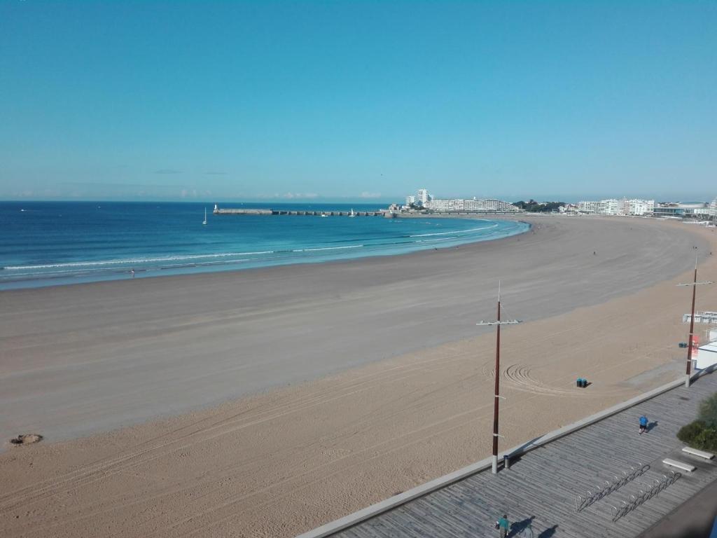 une vue d'une plage avec l'océan dans l'établissement Studio face à la mer avec balcon, proche centre - FR-1-331-55, à Les Sables-dʼOlonne