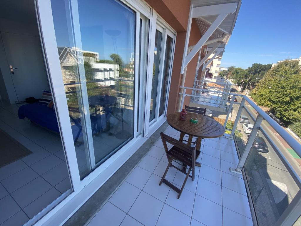 un balcón con mesa y sillas. en Appartement Arcachon, 2 pièces, 4 personnes - FR-1-474-76, en Arcachon