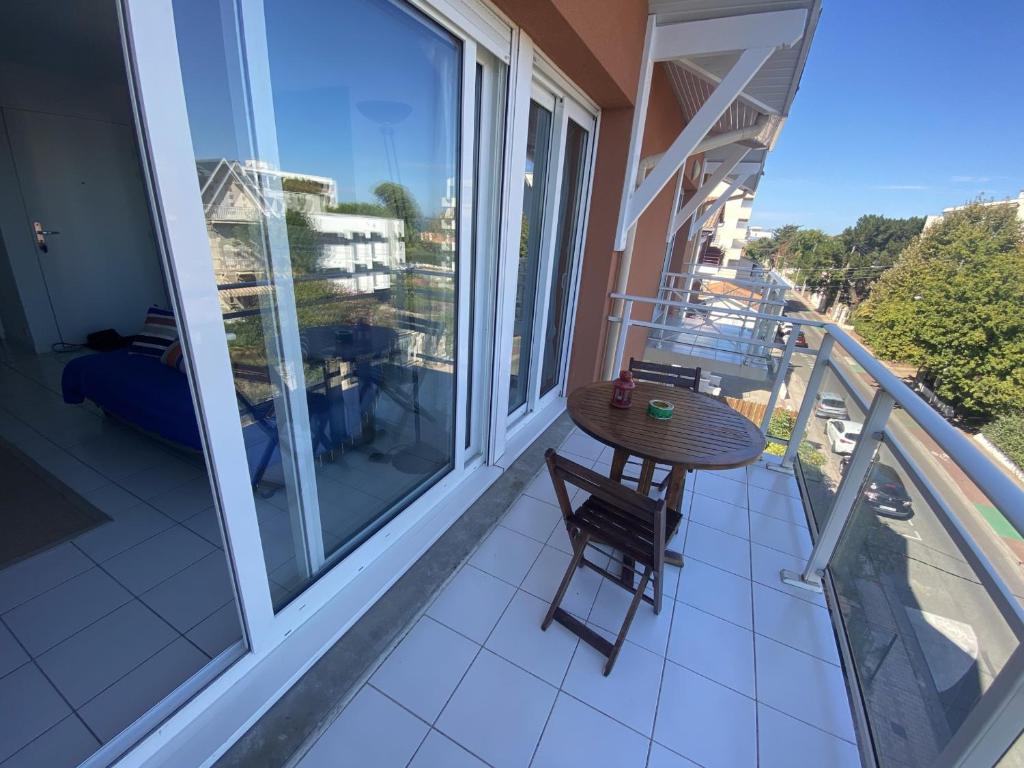 un balcon avec une table et des chaises dessus dans l'établissement Bel Appartement Centre Arcachon, 4 Pers, Parking, Plage et Commerces à Proximité - FR-1-474-76, à Arcachon